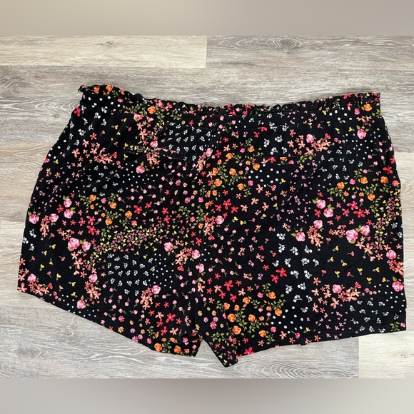 TORRID black elastic waist jersey knit floral pullon shorts, size 5 (5X). - Picture 6 of 7